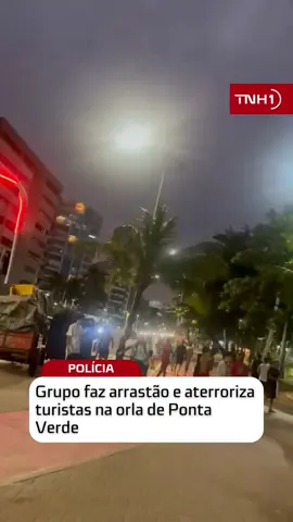 🚨 Um arrastão na orla de Ponta Verde aterrorizou maceioenses e turistas na noite desse domingo (20). Vários indivíduos agiram com v1olência e uma ameaçou as vít1mas com f4ca para r0ubar os pertences delas. . Em um dos ataques, os ass4ltantes tentaram r0ubar a corrente de um turista e o agred1ram com socos. A vítima conseguiu reagir e fugir dos agressores. #maceio #alagoas #turista #seguranca #maceioalagoas #brasil 
