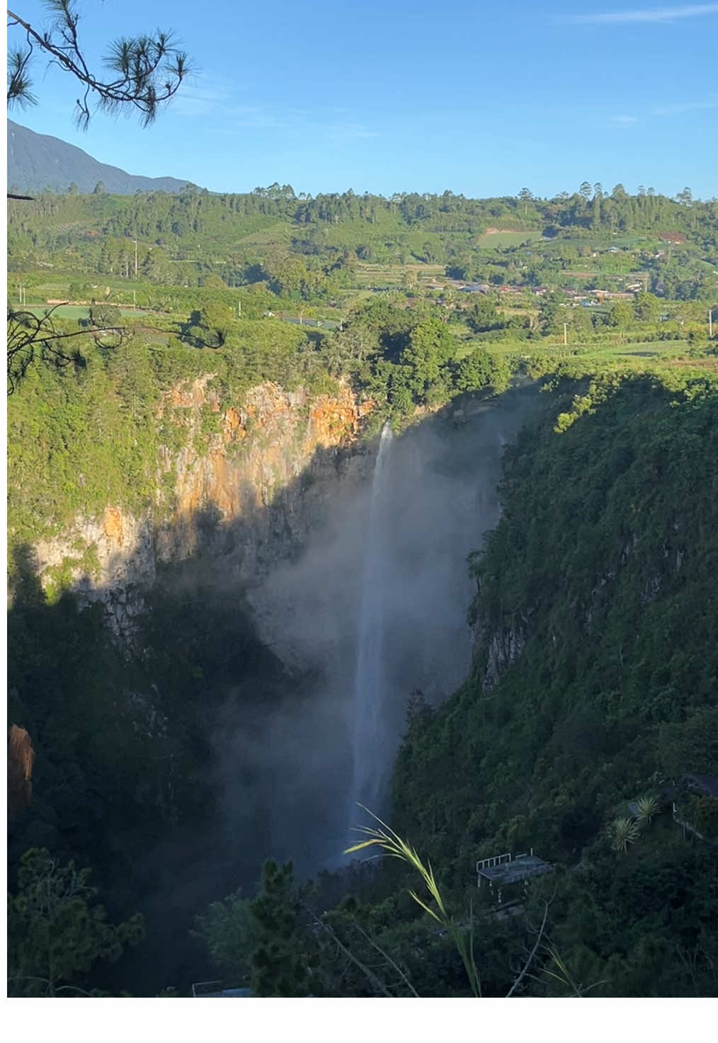 Pemandangan sekitar Danau Toba emang ga pernah gagal, selalu kagum meski udah berkali kali kesana 🫶🏻 #wisatasumut #sumaterautara #danautoba 