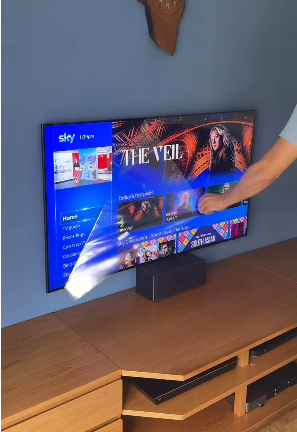 Just installed the stunning Samsung QN90F Neo QLED 55” - next-level picture, sleek design, and insane brightness 🌟🔥 Picture quality that speaks for itself 👌 Need your setup done right? You know who to call. 📞🎯 #SimplyAV #TVInstallationExperts #SamsungQN90F #NeoQLED #55InchTV #HomeCinema #WallMountTV #SmartHomeSetup #UKInstallers #AVSpecialists #TVMounting #TechInstallers #HomeTheatre #AudioVisual #TVSetup #HomeUpgrade #CinematicExperience #TechTokUK #LuxuryLiving #ModernLivingRoom #FlawlessFinish #ProfessionalInstallation #AVLife #InteriorTech