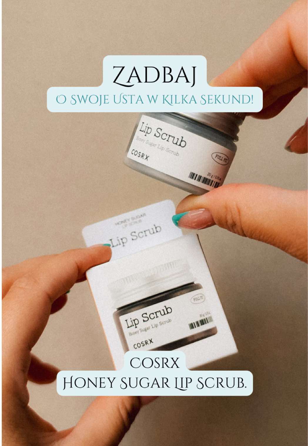 Full Fit Honey Sugar Lip Scrub od @COSRX Official - coś, czego potrzebowałam, choć nawet o tym nie wiedziałam 🙂 Produkt otrzymałam od @YesStyle @YesStyleInfluencers w ramach współpracy barterowej (gifted). Minimalistyczne, higieniczne opakowanie 🍯 kryje peeling o idealnie wyważonej konsystencji – nie za mocny, nie za lekki.  Kryształki cukru skutecznie usuwają martwy naskórek, a miód i cytryna intensywnie wygładzają i nawilżają 💧 Pachnie trochę jak brązowy cukier i wygląda dokładnie jak nadzienie do cynamonek 🥐  Z ciekawości spróbowałam – smak jest bardzo specyficzny, ale nie pozostaje na ustach po zmyciu. Efekt?  Usta miękkie, gładkie i doskonale przygotowane pod pomadkę 💄 #COSRX_YesStyle #COSRX #KoreanSkincare #YesStyle #YesStyleand #YesStyleInfluencers 🎁 Użyj mojego kodu: WISNIEWSKA11