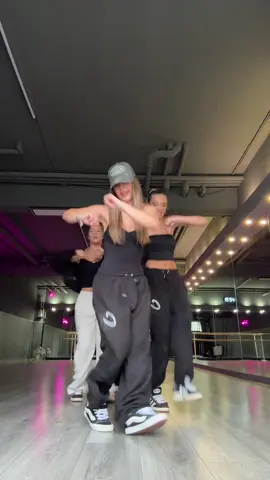 LIKE THIS dc: @bronxsistas ❤️‍🔥 #dancers #foryou #foryoupage 