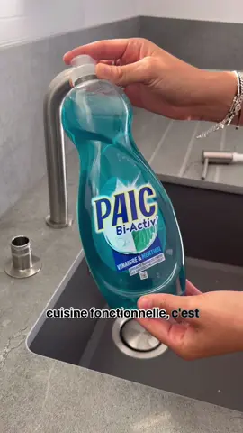 🧼 Plus de flacons qui traînent. 💧 Plus d’eau partout sur le plan. ✅ Juste une cuisine pensée pour être vraiment fonctionnelle. Dans cette vidéo, je te montre un petit détail qui fait une grande différence : 👉 un porte-savon intégré 👉 un mitigeur avec commande déportée C’est ça, une cuisine bien conçue. Et toi, c’est quoi ton indispensable en cuisine ? 👇 #rangementcuisine #astucecuisine 