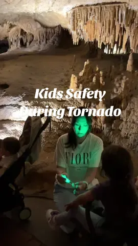 During an emergency, it’s essential to prioritize children’s safety and not give in to panic. Here’s a clear example of how simple tricks can be lifesaving and help you avoid losing a child in a crowd🙏#momlife #safety #tornado #safetyfirst #emergency 