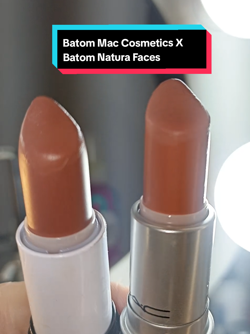 Por um acaso eu descobri esse Dupe do Batom Honeylove da Mac Cosmetics. Vcs acharam parecidos? Eu achei, mesmo tendo texturas diferentes da super pra ser um dupe! Produtos mostrados no vídeo: Batom Mate cor Honeylove da @maccosmetics  Batom Cremoso Natura Faces cor Hey Honey #beautycreator #tiktokmakeup #makeup #natura #maccosmetics #batom #dupes #dupesmakeup #beautycontentcreator #maquiagem #fyp 