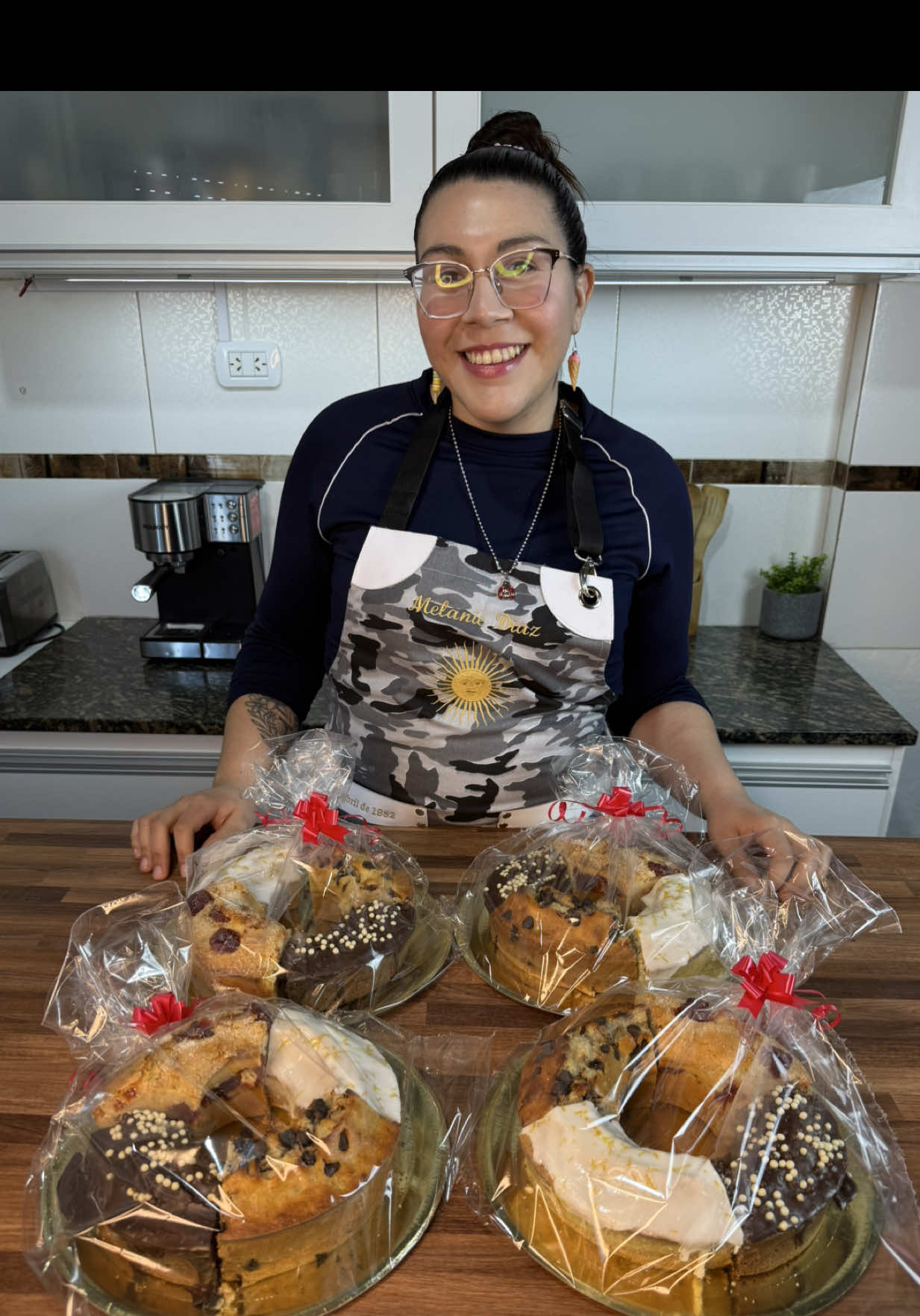 CON UNA SOLA MASA HACEMOS BANDEJAS MATERAS DE BUDINES PARA VENDER😱 Ingredientes: rinde 4 budines en sacarinas de 20cm 6 huevos  Azúcar 500gr  Aceite 400ml Leche 500ml Harina leudante 1kg Esencia de vainilla 1 cucharada sopera  Para el de banana: 3 bananas pisadas  Chips de chocolate 100gr  Harina leudante 3 cucharadas soperas  Para el de limón : Semillas de amapola 1 cda  Ralladura de 1 limón  Para el glaseado: Azúcar impalpable 200gr  Jugo de 1/2 limón  Para el de chocolate: Cacao amargo 2 cucharadas soperas  Café caliente 100cc Para el de vainilla y membrillo: Dulce de membrillo 250gr  Harina leudante 3 cucharadas soperas Azúcar 2 cucharadas soperas  ✅Para esta receta use savarines de 20cm pero podes usar también de 22cm y cocine cada uno a 180° unos 35 minutos. Menos el de chocolate que lo cocine a 170° unos 40 minutos. Si tenes un solo molde podes ir cocinando de a uno y guardar mientras tanto cada mezcla en la heladera.  ✅SON LOS ÚLTIMOS DÍAS PARA ADQUIRIR MI PACK EMPRENDEDOR VOLUMEN 3 A PRECIO LANZAMIENTO, SON 3 RECETARIOS DIGITALES CON MÁS DE 45 RECETAS PARA VENDER! CONSEGUILO EN EL LINK QUE ESTÁ EN MI  PERFIL 🥳 #budines #merienda #emprendimiento 