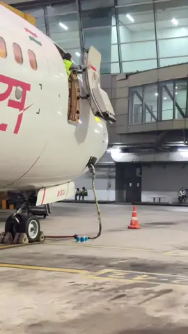Closing India aircraft door #aviation #aircraft #boeing777 