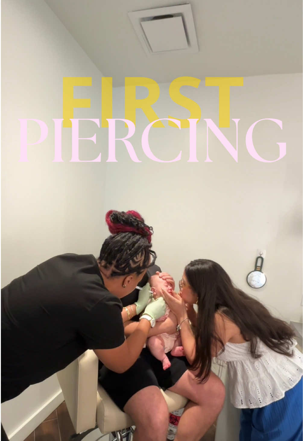 SUS PRIKEROS ARETES!!!  #firstearnings #firstpiercing #newborn #rowan #baby #babyearrings 