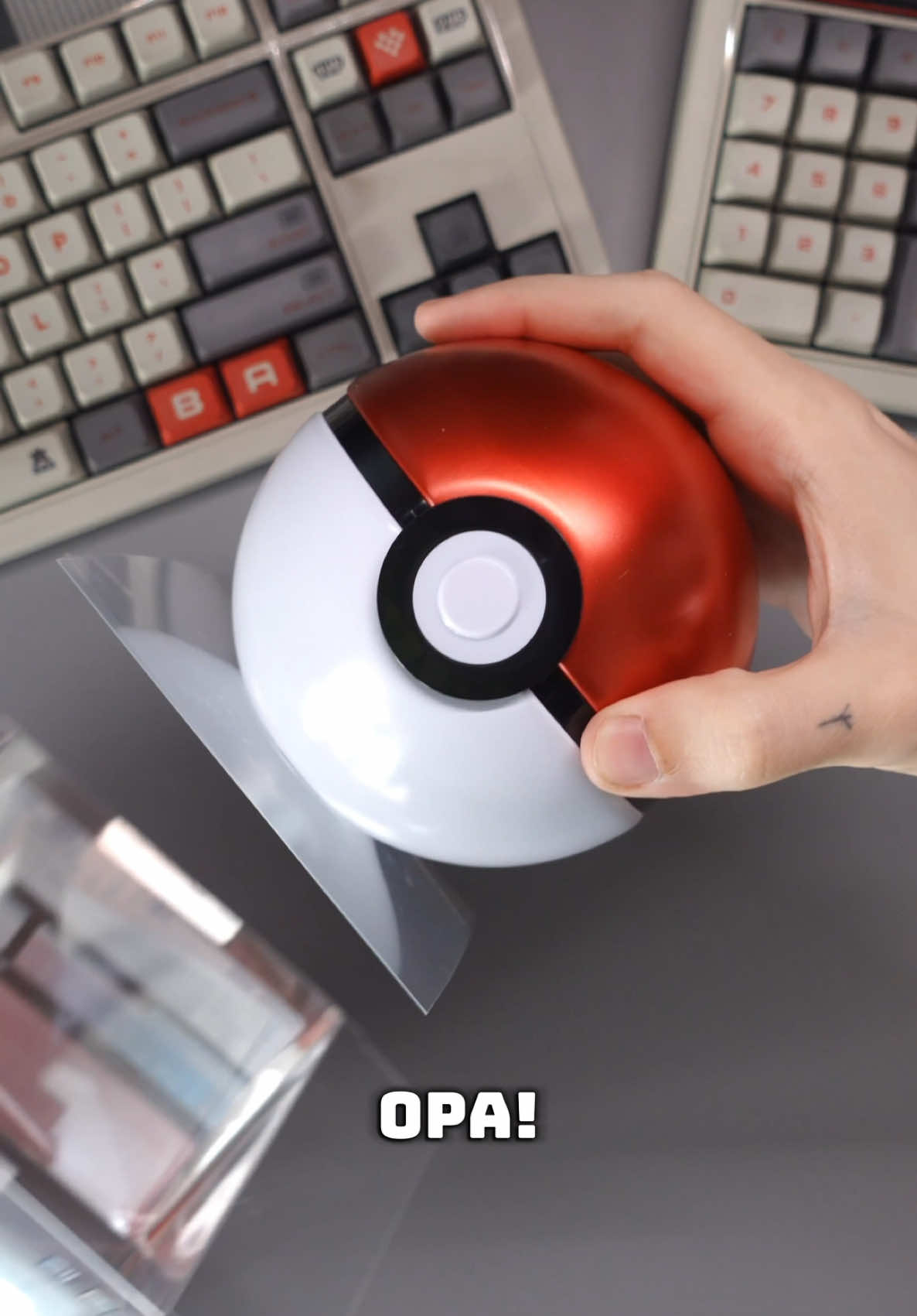 Peguei na PokéBola ORIGINAL do AliExpress! É um produto Pokémon TCG autêntico pra enfeitar seu SetUp Geek e tentar a sorte com as cartas raras. Link na BIO com CUPONS e OFERTAS⚡️ #aliexpresshaul #aliexpressinfluencer 