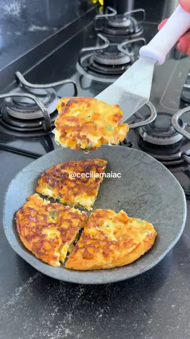 Depois do sucesso do milhovo, chegou a versão omelete! Confesso que ficou ainda melhor 😮‍💨😍 . Ingredientes  ✔️ 100g de milho verde  ✔️ 2 ovos  ✔️ sal, pimenta do reino e cebolinha a gosto  ✔️ 50g de muçarela ralada  ✔️ orégano a gosto  👉 Em uma frigideira untada ou antiaderente, adicione o milho, por cima os ovos batidos e temperados com sal, pimenta do reino e cebolinha.  👉 Tampe e, em fogo baixo, espere alguns minutos até a omelete cozinhar. Tire a tampa, acrescente a muçarela ralada, o orégano e deixe o queijo derreter (pode tampar novamente e deixar em fogo baixo). 👉 Vire o lado e espere alguns minutos até dourar e tá pronto!    ⚠️ ~ 408kcal 19g de carboidrato 27g de proteína 23g de gordura  ❇️ Em fase de ganho de massa muscular, meu jantar ✔️ 1 omelete de milho nas quantidades da legenda + salada  ⚠️ ~ 450kcal 30g de carboidrato 27g de proteína e 23g de gordura  ❇️ Em fase de perda de gordura  ✔️ 1 omelete usando 50g de molho e 25g de muçarela ralada + salada  ⚠️ ~ 320kcal 20g de carboidrato 20g de proteína e 16g de gordura  Já salva pra fazer e volte pra contar o que achou! Combinado? 🤝 
