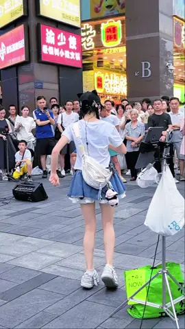 《吉祥三宝》一个人扮演三个角色，多声线演唱，又来到了认亲现场😂 #吉祥三宝 #萌小猫 #音乐分享 @🐱萌小猫🎤¹⁰²⁴新歌《圆脸七分财》 #成都春熙路 #路演现场 