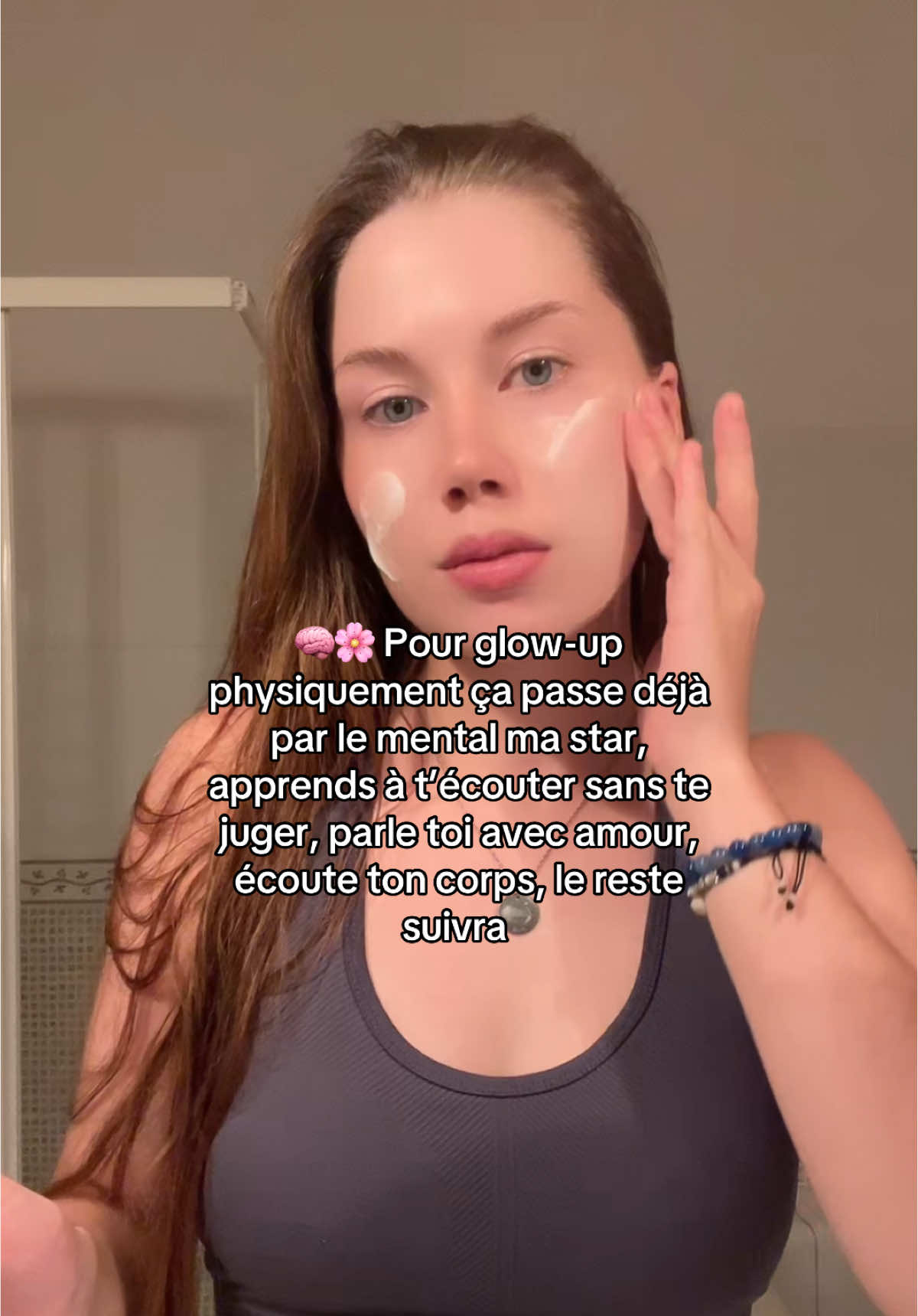 Tu ne peux pas glow-up physiquement si ton mental est en guerre contre toi. Douceur, repos, respect. C’est tout ce qu’il te faut. 💕  #developpementpersonnel #GlowUp #mental 