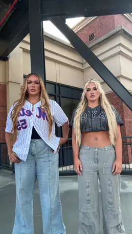 Sabrina carpenter and JLo spotted at the Mets game @linafanene 