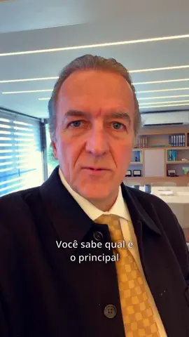 Muito além da estética, a cirurgia plástica tem como principal objetivo restaurar a função de partes ou estruturas do corpo que foram afetadas, seja por trauma, deformidade ou condição congênita. A busca por um resultado harmonioso faz parte do processo, mas sempre com foco na saúde, funcionalidade e bem-estar do paciente. Como cirurgiões plásticos, atuamos em diferentes áreas do corpo humano, reunindo conhecimento técnico amplo e visão global da anatomia. Essa é a base de uma medicina precisa, humana e completa. . . . . #cirurgiaplastica #cirurgiaprecisa #reconstrucaoefuncao #drrodrigogimenez