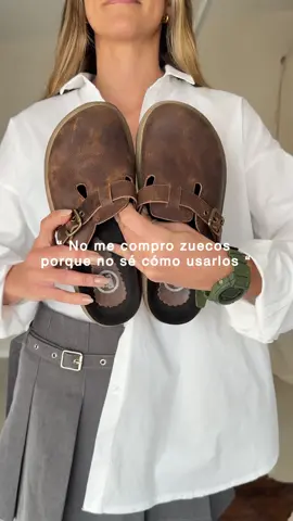Que opinan de estos zuecos?  Desde que los tenemos lo usamos con todo 🙃 #duplablog #insposhoes #zuecoscomodos #zuecosmujer #outfitideas #outfit #outfitinspo #styleinspo 