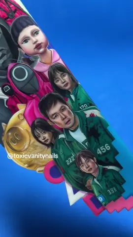 Aquí os muestro más de cerca la uña extrema con decoración (todo esculpido y pintado a mano, en el vídeo anterior os muestro parte del proceso resumido) que realicé de @Squid Game Netflix @Netflix España @Netflix Korea 💙 #SquidGameNails #Netflix #SquidGameArt #NailArtist #FreehandNails