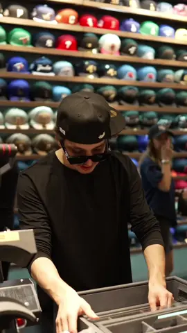 Solo los verdaderos cap lovers saben que el estilo también se personaliza… Gabito Ballesteros vino a la New Era Store Perisur y armó su cap con puro flow. Parches, detalles 🔥 y ese toque único que solo tú puedes darle. ¿Tú qué parche le pondrías? 👀 Cuéntanos en los comentarios. 🪡 #NewEraCapLATAM #CapsConEstilo #GabitoBallesteros #TikTokFashion #StreetwearTikTok #CustomStyle #CapLovers   @GB 
