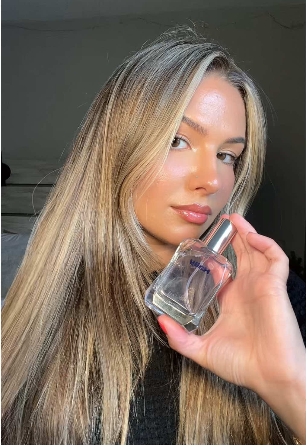 first time trying this @Hally Hair hair perfume. so far, i am liking it. the notes are ripe cherry, jasmine, vanilla and deep moss. to me, it has a nice floral/fruity scent and it’s also adds an instant shine to your hair - adding the link above in case you guys want to try it for yourselves! #hallyhair #hallyhairperfume #hairperfume 