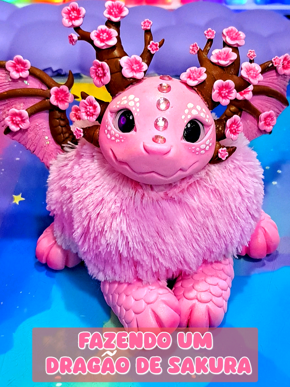 🌸🐉 Dei vida a um dragão feito de flores de cerejeira! Misturei delicadeza com fantasia e nasceu essa criaturinha mágica, toda em biscuit. Florescer nunca foi tão místico ✨ Mandem ideias para o próximo vídeo 😍❤️ #fy #airdryclay #biscuit #makeup #clay #dragon #plushies #toys 