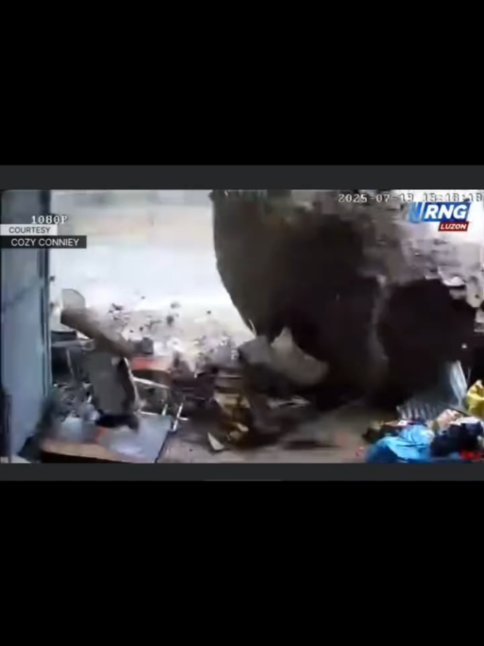 Rekaman CCTV batu raksasa jatuh menimpa mobil hingga gepeng. Seekor anjing juga terekam ikut tertimpa batu. Ajaibnya anjing itu selamat. Peristiwa ini terjadi di Baguio City, Filipina. 