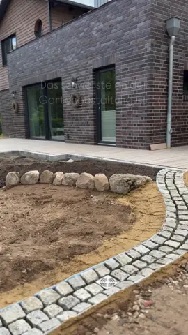 Wie erging oder ergeht es dir? Beeten und Wegen eine Form zu geben, finde ich sehr schwierig Sich direkt nach dem Hausbau ins nächste große Projekt zu stürzen. Neue Ideen müssen her, die Vorstellungskraft ist gefragt: Was will man, wohin soll es gehen? Wie viel Beet brauche ich - und was möchte ich überhaupt pflanzen? Willkommen bei unserer Gartengestaltung! Stück für Stück entsteht unser Garten. Ich zeige dir, wie wir unser Naturgrundstück in einen Landgarten verwandeln - natürlich alles in Eigenleistung. Was du hier siehst: Eine Beetumrandung aus Natursteinen, ergänzt durch Granitsteine, die eine Rinne bilden und so verschiedene Bereiche trennt. Dazu Rumpelpflaster (antik) in Kombination mit einer Holzterrasse aus Lärchenholz. Bleib gerne dabei - dieses Projekt wird sensationell und garantiert auch herausfordernd! Eure, Julia #garten #gartengestaltung #gartenliebe #gartenideen #gartendesign #garteninspiration #meingarten #gartenarbeit #gartendeko #gartenzeit #gartenbau #galabau #naturgarten #pflanzen #blumen #terrasse #naturstein #handwerk #hausbau #diygarten #gartenprojekt #landgarten #gartenplanung #gartenfreude #gartenträume #gartenparadies #gartenblog #gartenimpressionen #gartenzauber #gartenfreunde#fyp #foryou #viral #2025 