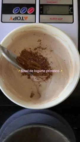 ✨Bowl de Iogurte Proteico✨ Super rápido e perfeito pra dieta!  Iogurte  Whey Cacau e canela (opcional) Frutas 