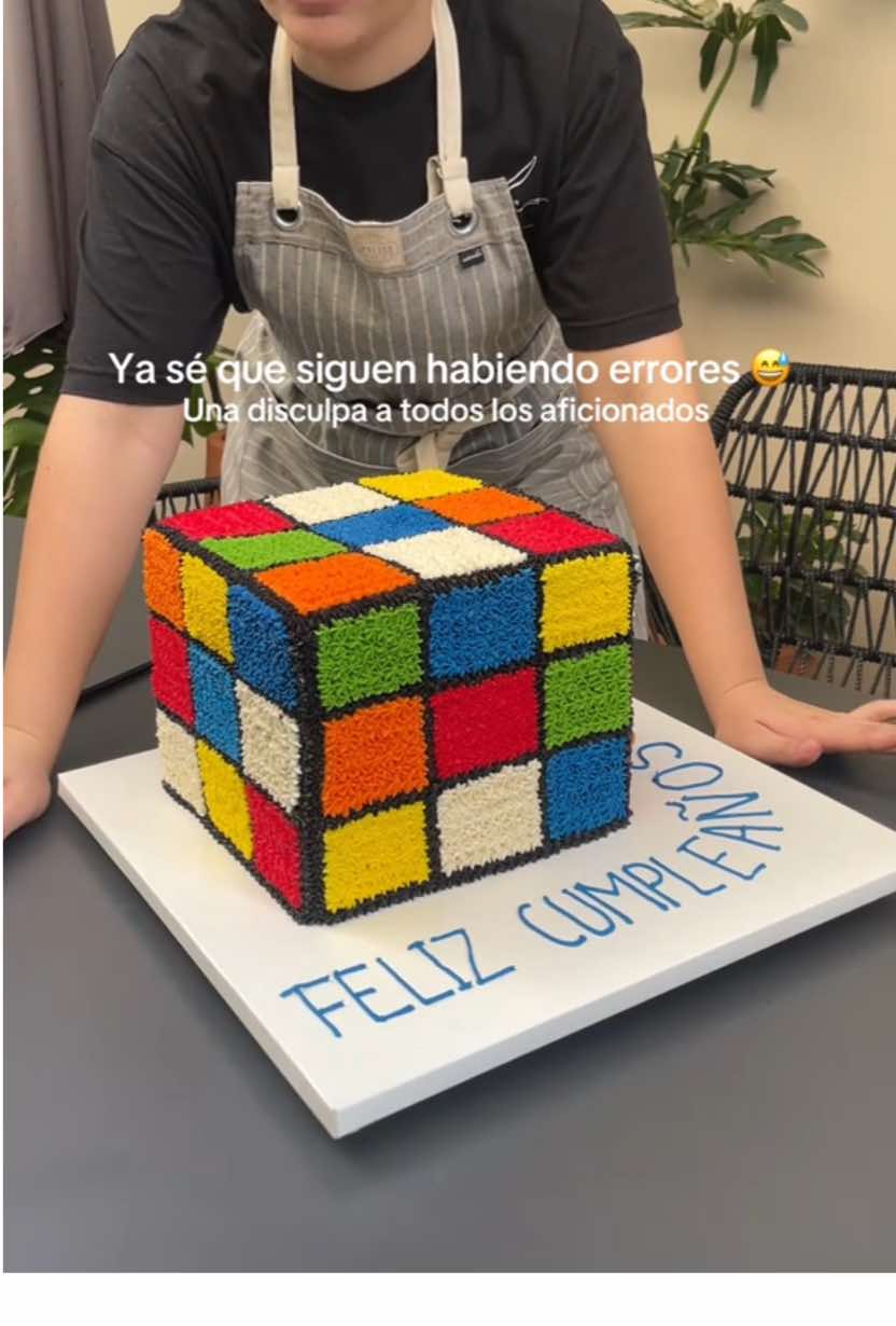 Según yo corregí los errores a tiempo pero por los comentarios que pusieron en el video anterior ya no sé si quedó peor jajajaja. Lo bueno que es un pastel y no lo van a armar 😅🫠 #azaleacoffee #pastel #pastelpersonalizado #cake #pasteleria #cuboderubik #cakedecorating 