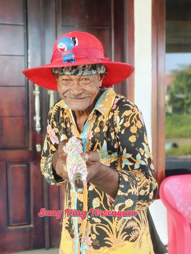 Sebelum terbitnya matahari, Sang King sudah datang ke rumah melaporkan bahwa, Doraemonnya telah terpasang. Kata Sang King, saya senang karena teman setia di kepala sudah terpasang😀😀. Tete Ali The best. Tete Ali: The King Of Emotional. #fyp #fypage #tiktok #tiktokviral #MalukuUtara @Om otu morotai 
