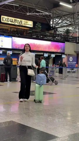 ✈️ Anota essas regras e medidas da mala de mão, para nunca mais errar. Quando você viaja de avião no Brasil, você tem direito de levar uma mala de mão e um item pessoal. É muito importante seguir as regras para não ter problema e ter gastos extras com despacho de bagagem. A Latam atualizou o peso e agora pode levar até 12kg na mala de bordo e 10kg no item pessoal. As demais companhias seguem as medidas da ANAC que é 55x35x25 e 10kg. ❌ Itens são proibidos de levar no avião: - Objetos cortantes com lâminas superior a 6 cm - Aerosol acima de 300 ml (voo nacional) - Qualquer tipo de arma, inclusive de brinquedo; - Produtos químicos e inflamáveis; - Líquidos acima de 100 ml (voo internacional)  Nunca despache esses objetos: Documentos, notebook, equipamentos, qualquer tipo de bateria, objetos de valor. De preferência leve na bolsa ou mochila! ✅ ❌ Cuidado ao comprar a mala, muitas empresas não seguem as regras da Anac, e vem malas muito menores ou maiores. Uma mala sa mão que recomendo bastante é a MALA TRIP da GOCASE ✅, segue as regras da Anac, é de muita qualidade e é personalizada. O site da Gocase está com até 70% OFF e a mala trip está com o menor preço do ano, usando o cupom GOFABI tem mais desconto adicional. Comenta “ EU QUERO” que envio o link do site para você.  E se voce esta em dúvida se pode levar algum item, coloca aqui nos comentários para eu te ajudar. #viagemnnacional #viagemdeavião #aeroporto #viagem #voo #dicasdevoo #dicasdeviagem #maladeviagem #malademao #bagagemdemao 