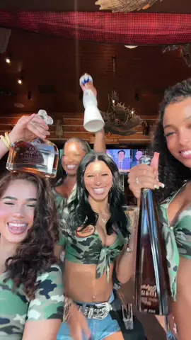 Fab 4 bby #twinpeaks #servers #tequilla @surandy💐 @Q💞 @JJ @TwinPeaks_Davie @Twin Peaks Restaurants 