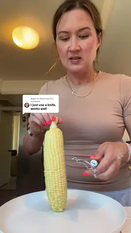 Replying to @Hardriver72 give it a shot! #cornonthecob #cornpeeler #tiktokmademebuyit #kitchengadgets #KitchenHacks 