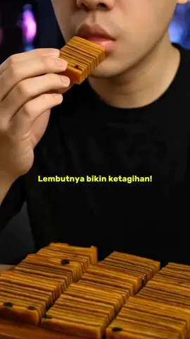 Setiap gigitan lapis legit ini bener-bener lumer di mulut 😋 #lapislegit #kuebasahtradisional #cemilanenak #kulinerindo #mukbangindonesia #SnackTime #ngemillegit #jajantradisional 