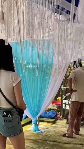 Nhờ chút sân của hàng xóm làm cỗ thôi mà khó!
