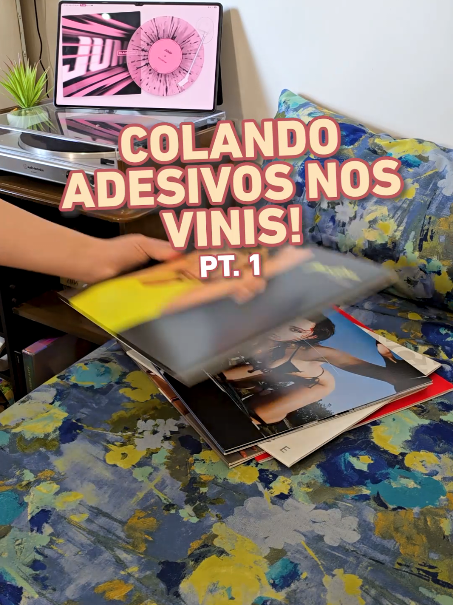 proteger os discos de vinil e colocar os adesivos são uma enorme terapia pra quem coleciona vinis 😍 essa capa acabou sendo um pooouco menor do que deveria pros gatefold, mas deu! #vinil #vinyltok #vinyl #music #vinylcollection #fy #fyp 