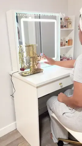 Hacía mucho tiempo que no me tomaba todo el tiempo que quisiera en mi tocador después del baño, tomé una ducha larga… Vivimos tan deprisa que se nos olvida disfrutar esos pequeños pero muy necesarios momentos, como mamá siempre andamos con el reloj acelerado, pero hoy simplemente le quité las baterías y lo amé❤️ #romantizandomivida#romanticizeyourlife#romantizandomitarde#lovemyday#momday#momday#lovemylife#livemylife#lovemyself#lovemylife#fyp#viral#peacefullife#peaceful#fypviral#vanitymirror#vanity#vanitymakeup#parati @FUFU&GAGA 