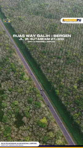 Jalan Ir. Sutami di Lampung Selatan, khususnya Ruas Way Galih - Bergen, selalu menawarkan pemandangan yang memukau.  Dengan panjang ruas sekitar 7,7 KM dan lebar jalan 7 meter, jalan ini dikelilingi oleh hamparan luas kebun karet yang hijau. Kondisi jalan yang prima dengan tingkat kemantapan 92.21% membuat perjalanan di sini nyaman dan mulus. Pepohonan karet yang berjejer rapi menciptakan suasana teduh dan sejuk, jauh dari hiruk pikuk perkotaan. Ini adalah tempat yang sempurna untuk sekadar berkendara santai, menikmati udara segar, atau bahkan berhenti sejenak untuk mengabadikan momen dengan latar belakang hijaunya kebun karet yang menawan.  Keindahan alam di sepanjang jalan ini menjadi daya tarik tersendiri bagi siapa saja yang melintasinya. Kamu sudah pernah lewat jalan ini belum sob? ____________________________ Baca informasi selengkapnya  di website resmi Ditjen Bina Marga ( www.binamarga.pu.go.id) dan BPJN Lampung ( www.binamarga.pu.go.id/balai-lampung- ) / Klik link di Bio. 