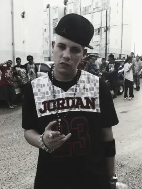 hablo con alguien detrás del cristal parece a mi pero no somos iguales 🖤🥀 #KendoKaaponi 🔥