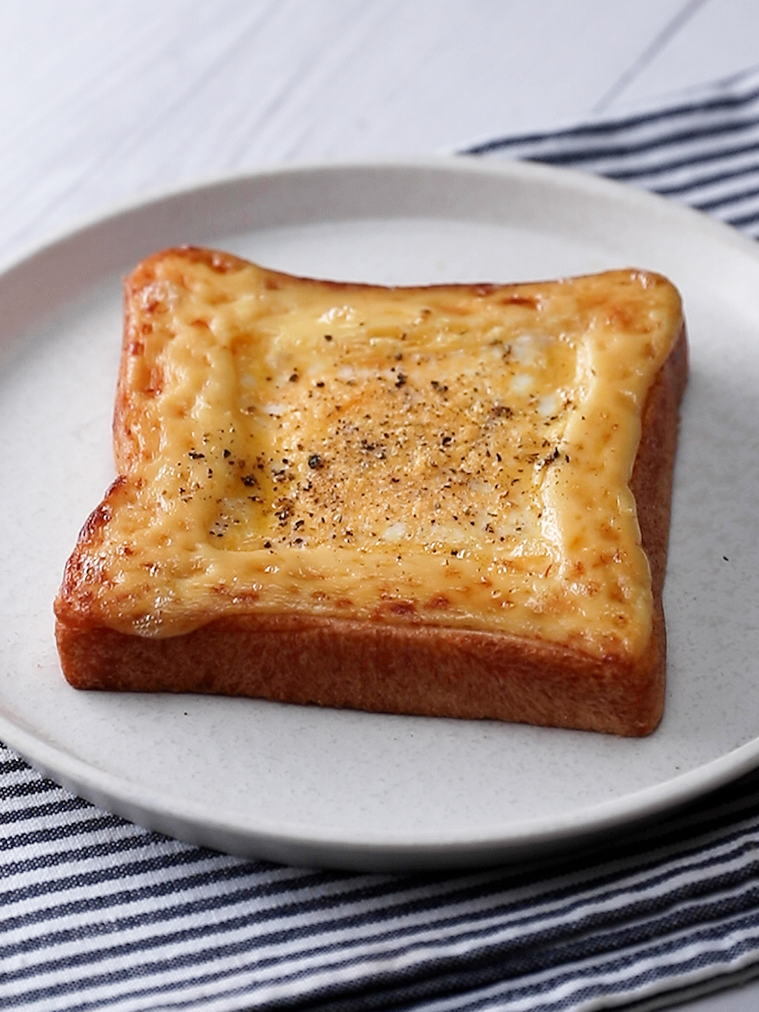 【シンプルな組み合わせが濃厚で美味しい！】エッグマヨチーズペッパートースト / Egg Mayo Cheese Pepper Toast #tiktokレシピ #簡単レシピ #トースト #朝食レシピ #tiktokfood #tastyjapan 1人分 材料： 食パン（6枚切り）　1枚 マヨネーズ　適量 卵　1個 ピザ用チーズ　10g 黒コショウ　適量 作り方： ① 食パンの真ん中をスプーンで潰す。 ② 食パンのフチに沿って土手を作るようにマヨネーズをしぼる。 ③ ボールに卵、ピザ用チーズを入れて混ぜ、②に流し入れ、オーブントースターで9分程焼く。（お好みの半熟加減になるまで様子を見ながら焼いてください。） ④ ③に黒コショウをかけたら、完成！ === Egg Mayo Cheese Pepper Toast Serves 1 Ingredients 1 slice of bread (6 slices) Mayonnaise 1 egg 10 g pizza cheese A dash of black pepper Preparation: 1. Mash the center of the bread with a spoon. 2.Squeeze mayonnaise along the edge of the bread to make a bank. 3.Mix eggs and pizza cheese in a bowl, pour into (2), and bake in a toaster oven for about 9 minutes. （Bake in a toaster oven for about 9 minutes. (Keep an eye on it and bake it until it is half-boiled to your liking.) 4. Sprinkle black pepper on (3) and done! 5.Enjoy!