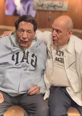 #عاجل‼️ فيديو متداول بين رواد مواقع التواصل الاجتماعي للزعيم عادل أمام في أحد المقاهي مع صديقه المقرب! تفتكروا حقيقي؟