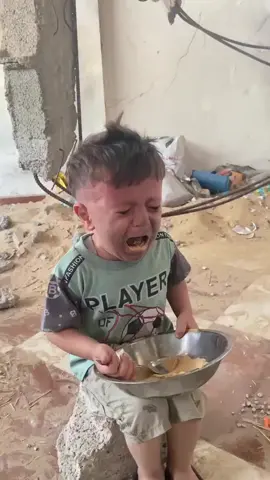 A Palestinian child eats sand because of extreme hunger. #gaza  #gazastarving 