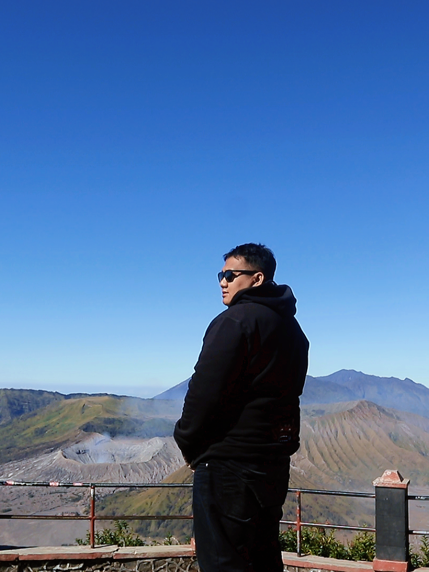 Liburan sendiri,jadi harus bolak balik nglihat kamera 🫠 #bromo #wisatamalang #semeru #bromotenggersemeru #fyp 