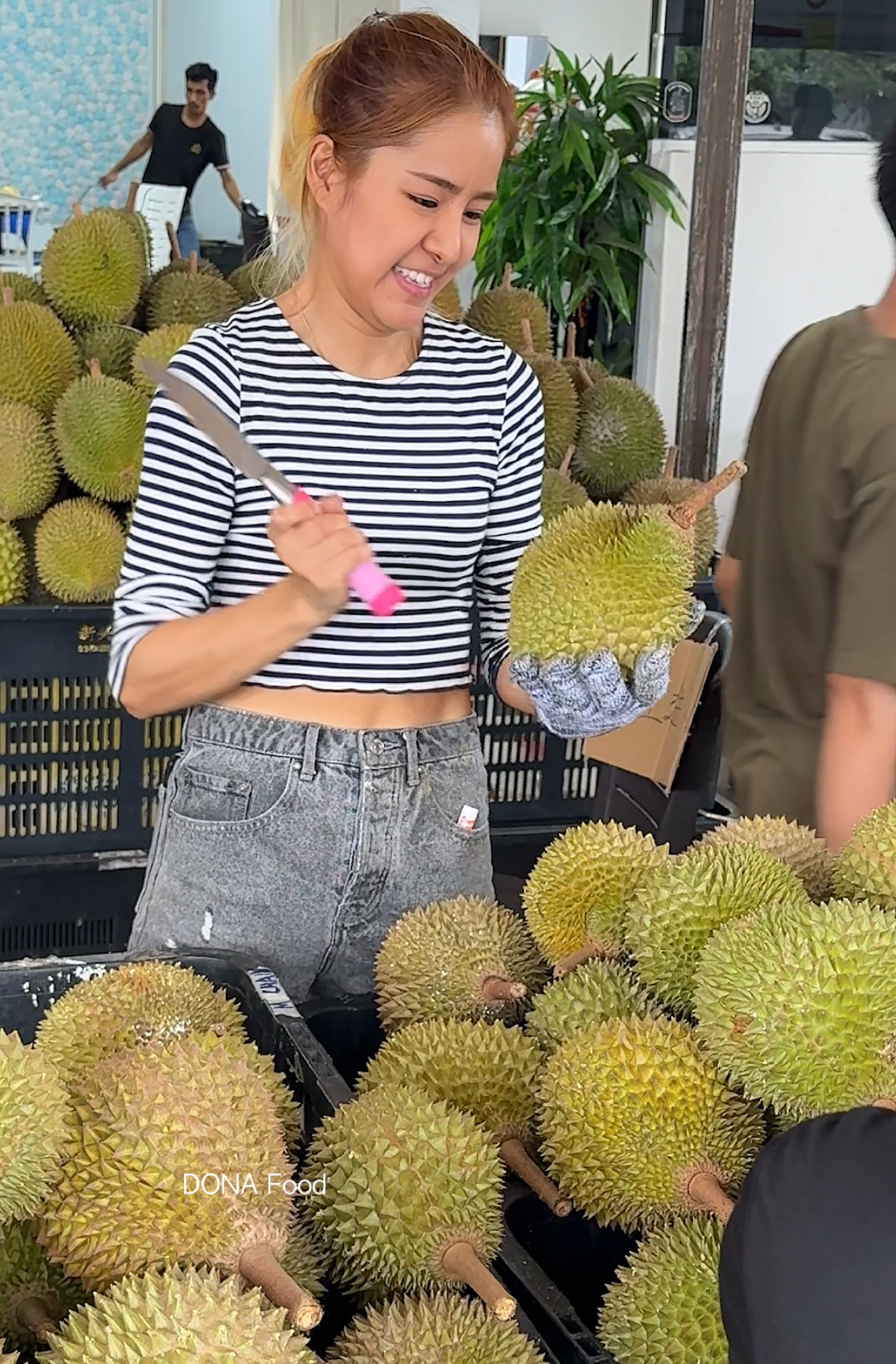 Must Try! Tropical Fruit Fresh Durian - Fruit Cutting Skills - Malaysian Street Food 📍314, Jalan Gunung Rapat, Taman Rapat Setia, 31350 Ipoh, Perak (#362香饼对面) ☎️010-5628128 Apple-零售 013-7340333 irene-批发 ⌚9am-10pm++ #streetfood #durian #fruit #malaysia 