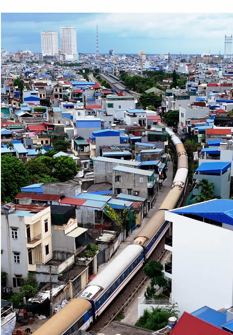 SE5 uốn lượn rời ga Nam Định #duongsatvietnam #tauhoa #xelua #ganamdinh #se5 #d19e906 #fyp #xuhuong #thinhhanh #hoaxatv 
