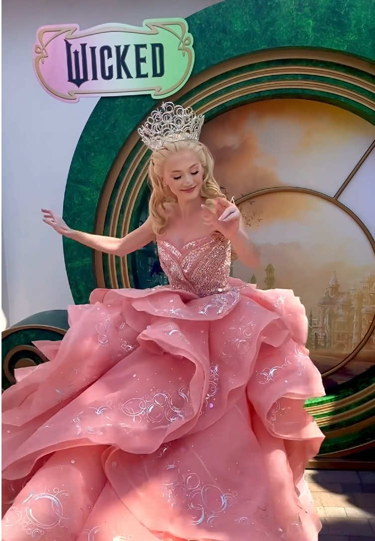 Toss toss with Glinda the good at Universal Studios Hollywood Jo It's GOOD to see her isn't it? @Universal Studios Hollywood  #Glinda #Wicked #universalstudios #universalstudioshollywood #glindathegoodwitch   