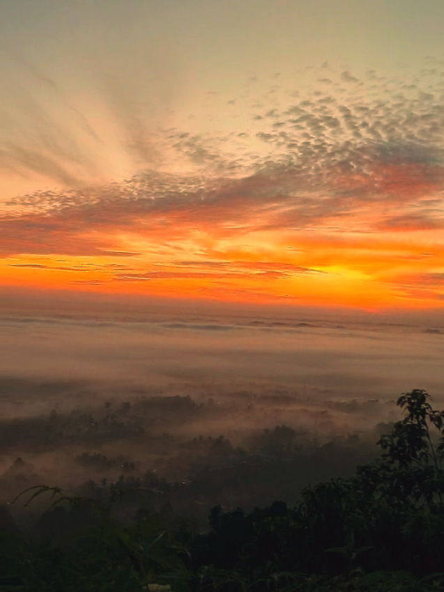 📍BUKIT BIRU Tenggarong sunrise + awan🫶🏻 kapan lagi kita nii muncakk guys🙌🏻 @desawisatasumbers  #bukitbirutenggarong  #sunrise #sunriseview #awan #pemandanganaesthetic #masukberandafyp #aesthetic #minggupagi 