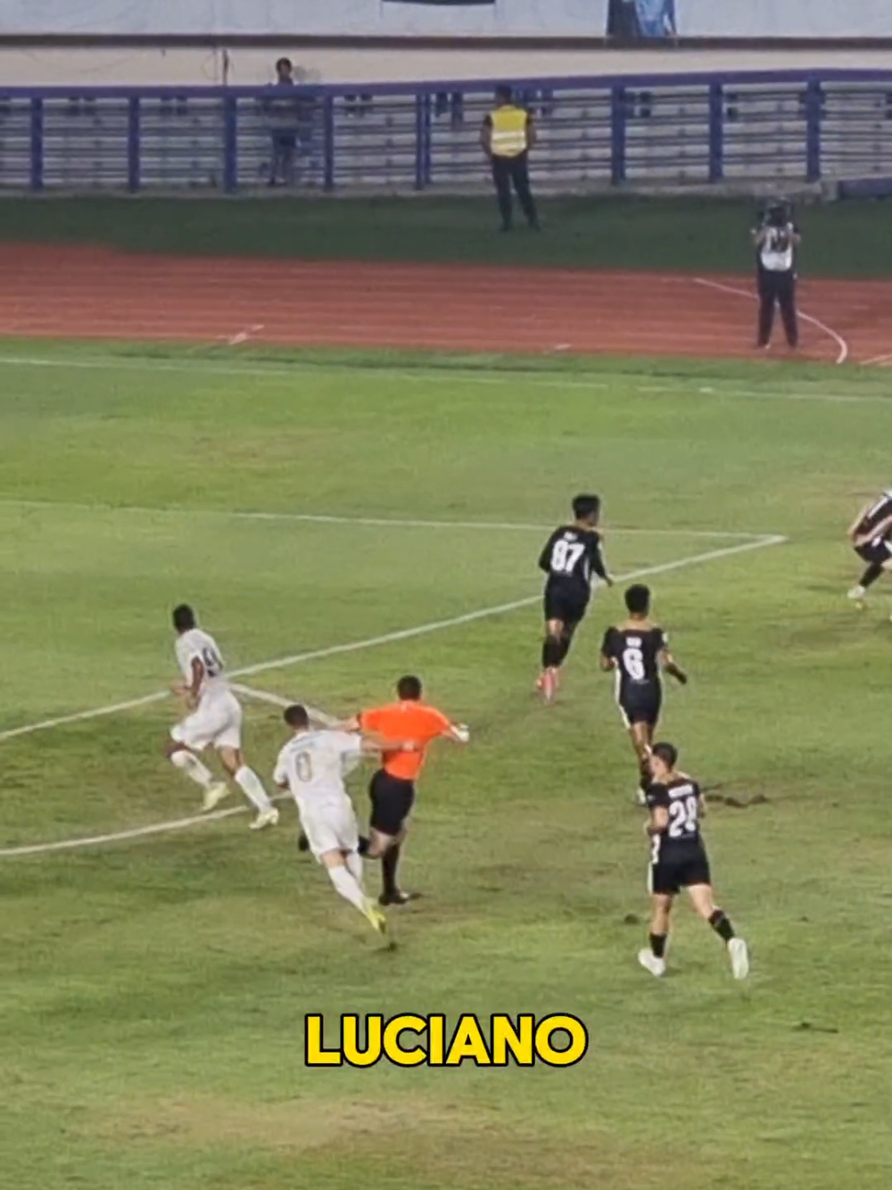 WASITNYA LAGI ON FIRE! Luciano Ditackle, Tapi Wasit Santai Aja?! 🤣⚽ Momen kocak di Si Jalak Harupat! 😂 Luciano Guaycochea sedang fokus lari… eh tiba-tiba… BRUKK! Nabrak wasit yang lagi ‘posisi strategis’ banget! Tapi yang paling lucu, wasitnya santai aja, nggak merasa bersalah sedikit pun, padahal tackle-nya lumayan keras loh! 🤣 Luciano cuma bisa senyum kecut sambil ngelus dada… “Wasit juga manusia... tapi kok ngelawak sih!” 😆 #LucianoGuaycochea #WasitLucu #MomenKocakPersib #PersibNgabedakeun #SiJalakHarupat #PialaPresiden2025 #BobotohSadayana #LucianoVsWasit #Liga1Humor #MomenLucuSepakbola