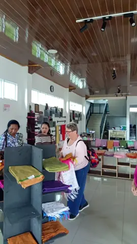✨ Awal pekan di Plaza Dekranasda Manggarai terasa hangat dan santai. Wisatawan asing dan warga lokal mampir melihat tenun Songke dan produk kreatif UMKM yang memadukan budaya dan gaya kekinian. 🎁 Cocok untuk oleh-oleh dan koleksi pribadi, setiap helai tenun menyimpan cerita khas Manggarai. 📍 Kunjungi Plaza Dekranasda Manggarai—temukan pesona warisan budaya dalam suasana yang ramah dan penuh inspirasi. #TenunSongke  #PlazaDekranasdaManggarai #BudayaManggarai  #KreatifLokal  #UMKMManggarai  #PesonaIndonesia  #ManggaraiHeritage  