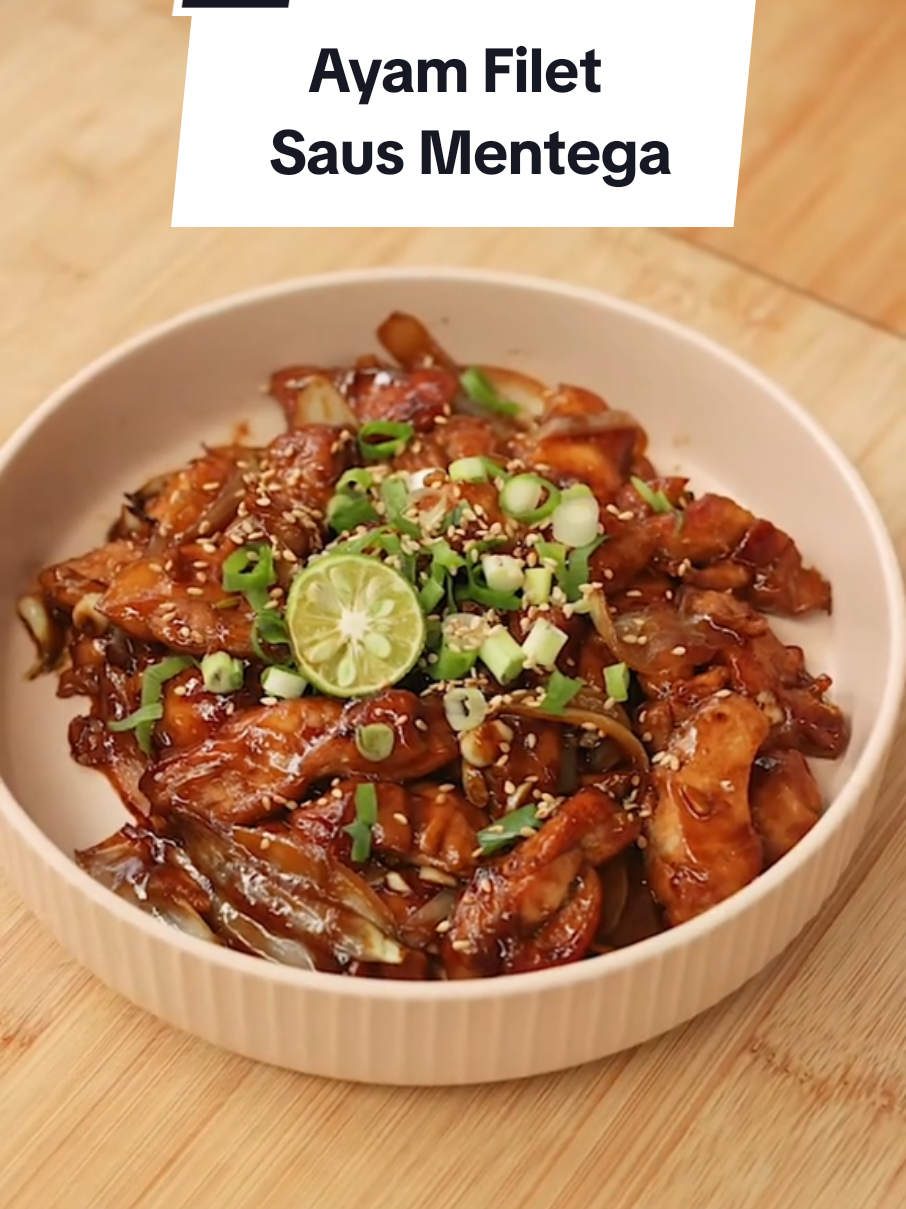 Lauk simple yang disukai anak-anak, ayam filet saus mentega ini gurihnya pas dan meresap banget. Rahasianya? Pasti pakai MAGGI Magic Lezat & Saus Tiram! @Maggi Indonesia  Resep Ayam Filet Saus Mentega (untuk 3 porsi) Bahan marinasi: 350 gr paha ayam filet ½ buah jeruk nipis 2 sdm maizena ½ sdm MAGGI Magic Lezat Bahan lainnya: ½ buah bawang bombai, iris 3 siung bawang putih, cincang kasar 1 sdm minyak 1 sdm margarin 2 sdm kecap manis 1 sdm MAGGI Saus Tiram ½ sdt MAGGI Seasoning Pelengkap: nasi putih daun bawang jeruk limau biji wijen panggang Cara membuat: 1. Marinasi ayam dengan perasan jeruk nipis, maizena dan MAGGI Magic Lezat, aduk rata. Diamkan selama 10 menit 2. Panaskan sedikit minyak, masak ayam hingga kering dan kecokelatan, sisihkan dan potong-potong 3. Tumis bawang putih dan bawang bombai hingga wangi kemudian masukkan ayam, kecap manis, MAGGI Saus Tiram, MAGGI Seasoning dan margarin, masak sesaat di api besar 4. Ayam filet saus mentega siap disajikan