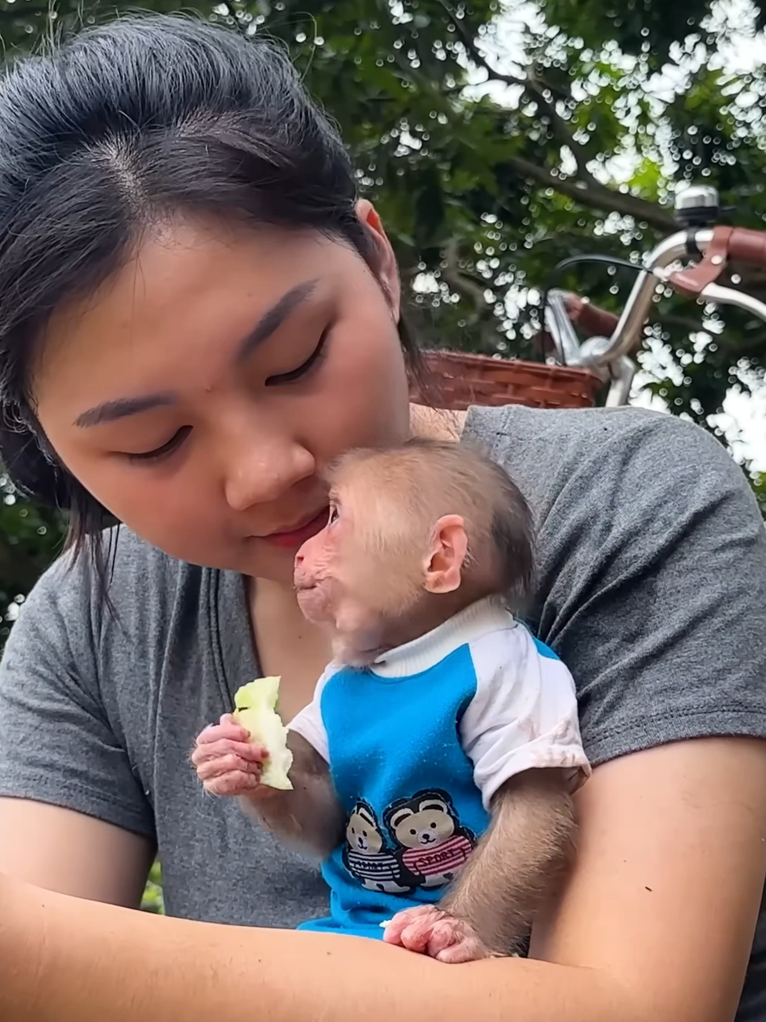 Lala and Mom go to the farm to harvest vegetables to cook for the kittens! #PE02