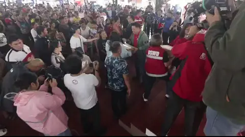 Ka-Peacers News Relief Update PANOORIN: DSWD, NAMAHAGI NG FAMILY FOOD PACKS SA MGA EVACUEES! Sa gitna ng pinsalang dulot ng Bagyong Crising at walang humpay na ulan ng #Habagat, mabilis na rumesponde ang DSWD sa mga apektadong lugar sa Quezon at Marikina City. Ayon sa ulat, nasa 500,000 pamilya na ang naapektuhan habang 15,000 evacuees ang kasalukuyang nananatili sa mga evacuation centers. Saludo sa mga lingkod-bayan na patuloy ang serbisyo sa panahon ng sakuna! 📸: DSWD  #KaPeacersNews #ReliefOps #DSWD #Habagat2025 #CrisingPH #BayanihanSaGitnaNgBaha