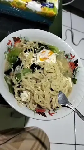Awalnya, sayuran ini sangat populer di kawasan Tiongkok namun kemudian menyebar ke berbagai negara salah satunya Indonesia sebagai bahan untuk membuat masakan yang lezat. Saat ini masakan yang berasal dari sayuran ini tidak hanya didominasi oleh warga yang berasal dari Tiongkok namun orang Indonesia dan negara lainnya juga mulai menyukainya mengingat lezat dan bermanfaatnya sayuran ini. #pakcoi 